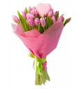 Букет Любовь и крылья из розовых тюльпанов с декором