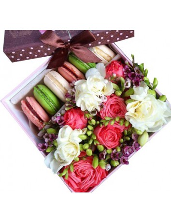 Букет Макаронсы и цветы с макаронсами в подарочной коробке