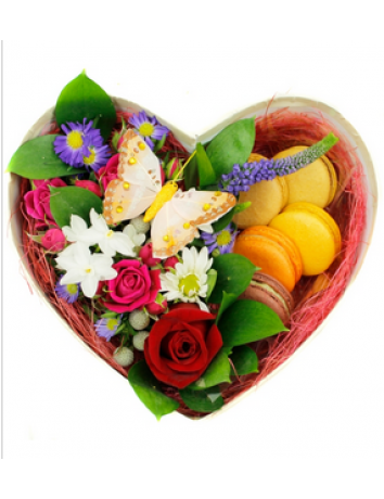 Букет Макаруны и бабочка из цветов с декором и печеньем в подарочной коробке