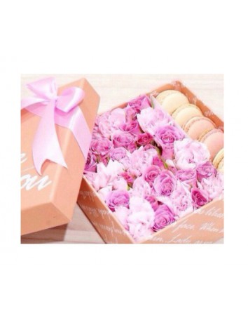 Букет Вкусные цветы из роз с макаронсами в квадратной коробочке