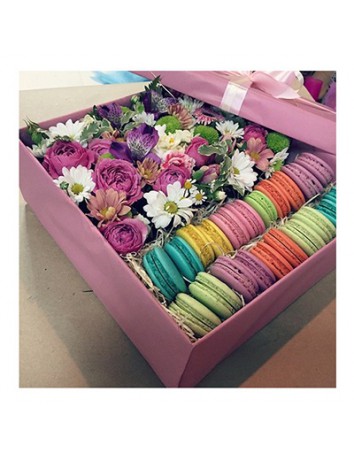 Букет Стильная коробочка из цветов со сладостями в большой стильной коробке