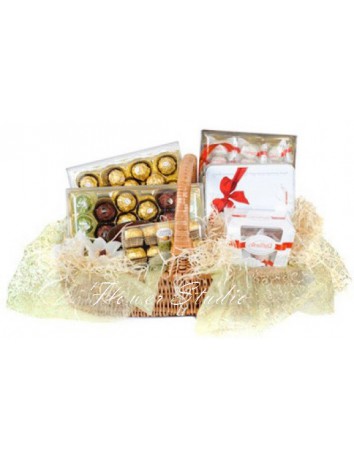 Подарочный набор Изысканность из конфет Raffaello и Ferrero Rocher в корзине с декором