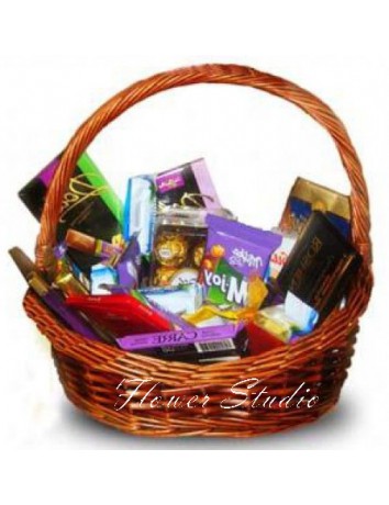 Подарочный набор Ассорти из разного шоколада и печенья в корзине