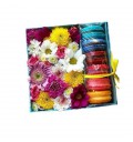 Букет Радужные макаруны из цветов с печеньем в подарочной коробочке