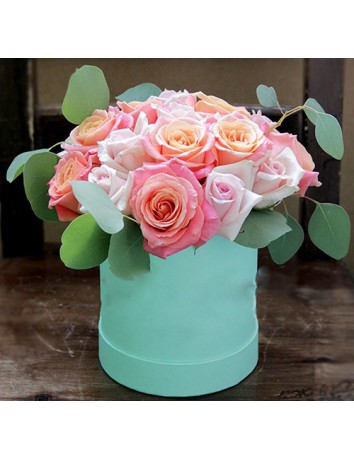 Букет Сад из роз из розовой розы и мисс пигги в шляпной коробке