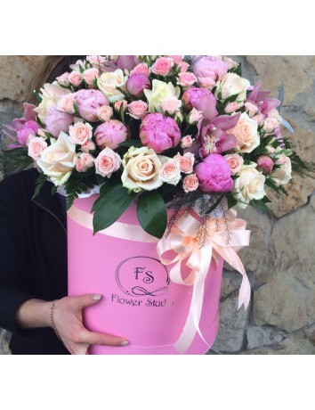 Букет Шедевр нежности из роз, пионов и орхидей в шляпной коробке