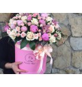 Букет Шедевр нежности из роз, пионов и орхидей в шляпной коробке