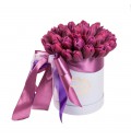 Букет Фаворитка из фиолетовых тюльпанов в шляпной коробке