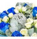 Букет Куршель из синих и белых кустовых роз с зеленью