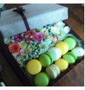 Букет Нежные макаруны из цветов и печенья в стильной коробке