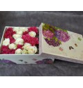 Букет Макаруны и Розы из кустовых роз и макаронсов в квадратной коробке