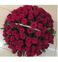 Букет Самой любимой из 101 красной розы с рускусом в корзине