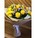 Букет Анита из желтых роз и орхидей в упаковке