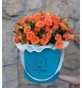 Букет Радость вкуса из оранжевых кустовых роз в шляпной коробке