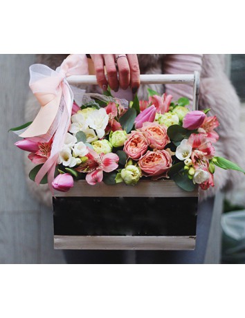 Букет Амур из пионовидных роз и тюльпанов в деревянном ящичке