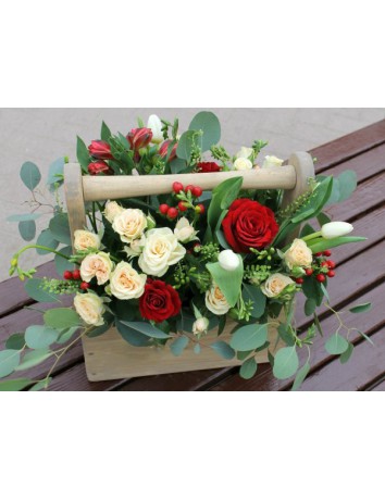 Букет Знак Внимания из роз, альстромерий и тюльпанов в деревянном ящичке 