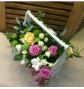Букет Милая Леди из кремовых, розовых и сорта кустовых роз в деревянном ящичке 