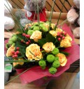 Букет Любовный гипноз из роз и хризантем с зеленью