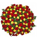 Букет Стильная из 101 красно-желтой розы с зеленью в корзине
