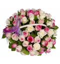 Букет Русалочка из белых и розовых роз в корзине