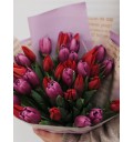 Букет Адель с красными и фиолетовыми тюльпанами.