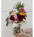 Композиция цветов на стол с хризантемами, гвоздикой и ранункулюсами