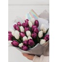 Букет Мечтатели из 39 фиолетовых и белых тюльпанов