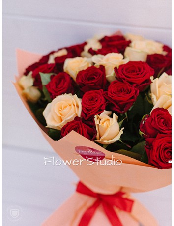 Букет Цветочный рай из 51 красной и кремовой розы