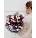 Букет Мечтатели из 39 фиолетовых и белых тюльпанов