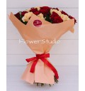 Букет Цветочный рай из 51 красной и кремовой розы