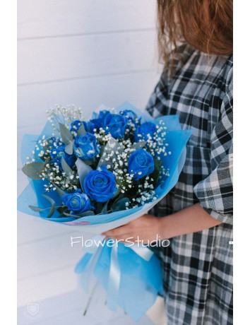 Букет Небесное сияние из 11 синих роз с зеленью