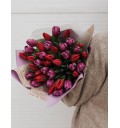 Букет Адель с красными и фиолетовыми тюльпанами.