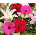 Букет Сказочная из роз Гран При, кустовых хризантем и лилий в корзине