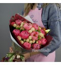 Букет Романс из кремовых кустовых роз и розовых пионов