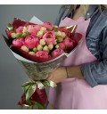 Букет Романс из кремовых кустовых роз и розовых пионов