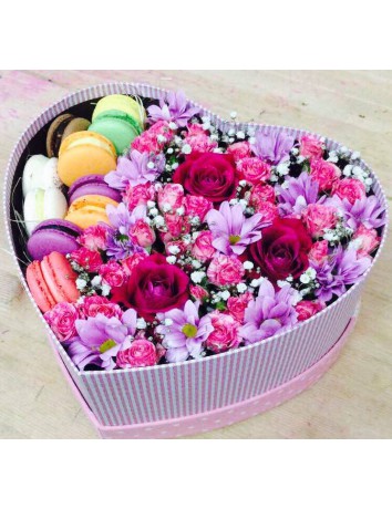 Букет Сюрприз с макарунами из разных цветов с печеньем в коробочке в форме сердца