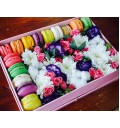 Букет Нежный презент из роз и хризантем со сладостями в цветочной коробке