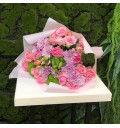 Букет Море нежности из хризантем, альстромерии, кустовых и розовых роз с зеленью