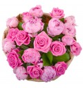 Букет Нежные мечты из розовых роз и пионов с зеленью