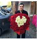 Букет Признание из 151 белой и красной розы в форме сердца