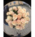 Букет Облачко из 25 кремовых роз с руксусом
