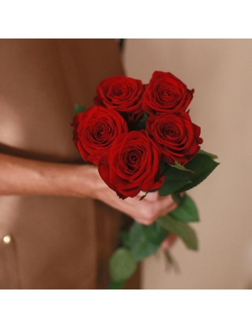 Купить букет из 5 роз с доставкой по Москве. Заказать цветы. *